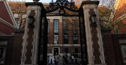 Governo Trump ameaça cortar financiamento de Harvard por falha em proteger estudantes judeus de antissemitismo.; Reprodução: Veja