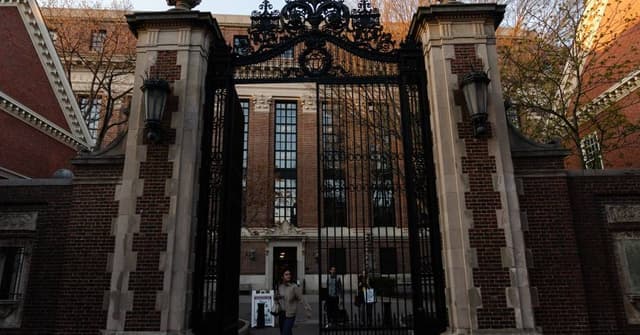 Governo Trump ameaça cortar financiamento de Harvard por falha em proteger estudantes judeus de antissemitismo.; Reprodução: Veja