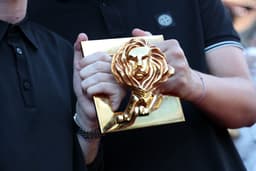 Profissionais de marketing se reúnem no Festival Cannes Lions 2024, trocando ideias e criando conexões. Reprodução: Business Insider
