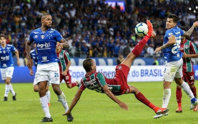 Legenda da imagem: João Pedro, reforço do Chelsea, brilha em partida contra o Flu e desafia o goleiro Fábio. Reprodução: Esporte iG
