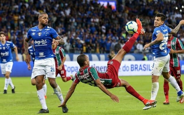 Legenda da imagem: João Pedro, reforço do Chelsea, brilha em partida contra o Flu e desafia o goleiro Fábio. Reprodução: Esporte iG