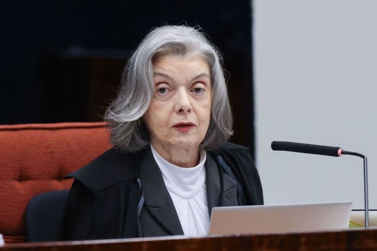 Cármen Lúcia alerta sobre desmonte da democracia em 2025