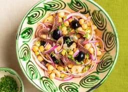 Salada de grão-de-bico com aipo, anchovas e azeitonas pretas: jantar rápido. Reprodução: El País