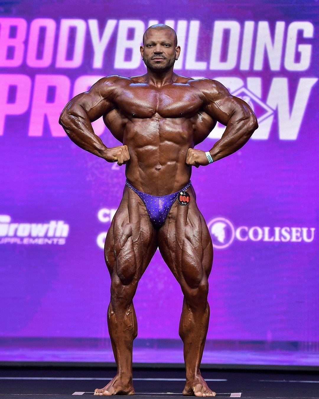 Após doença rara no coração, fisiculturista retorna de pausa de 3 anos e conquista top 2 no Arnold