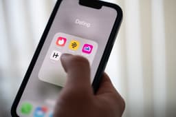 Usuário analisa aplicativos de relacionamento no celular, como Tinder, Bumble e Hinge.; Reprodução: Insider
