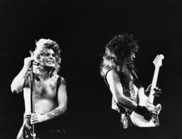 Ozzy Osbourne se apresenta no Rock in Rio de 1985, relembrando momentos marcantes da sua carreira. Reprodução: Globo