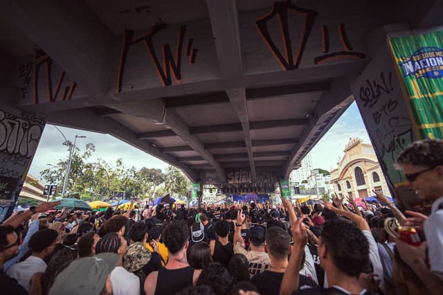 Final do Duelo Nacional de MCs sob o Viaduto de Santa Tereza, BH. Legenda da imagem. Reprodução: Retorno do item 11