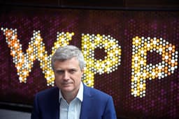 Mark Read, CEO da WPP, enfrenta desafios em meio a queda de ações e concorrência com a IA. Reprodução: Reuters