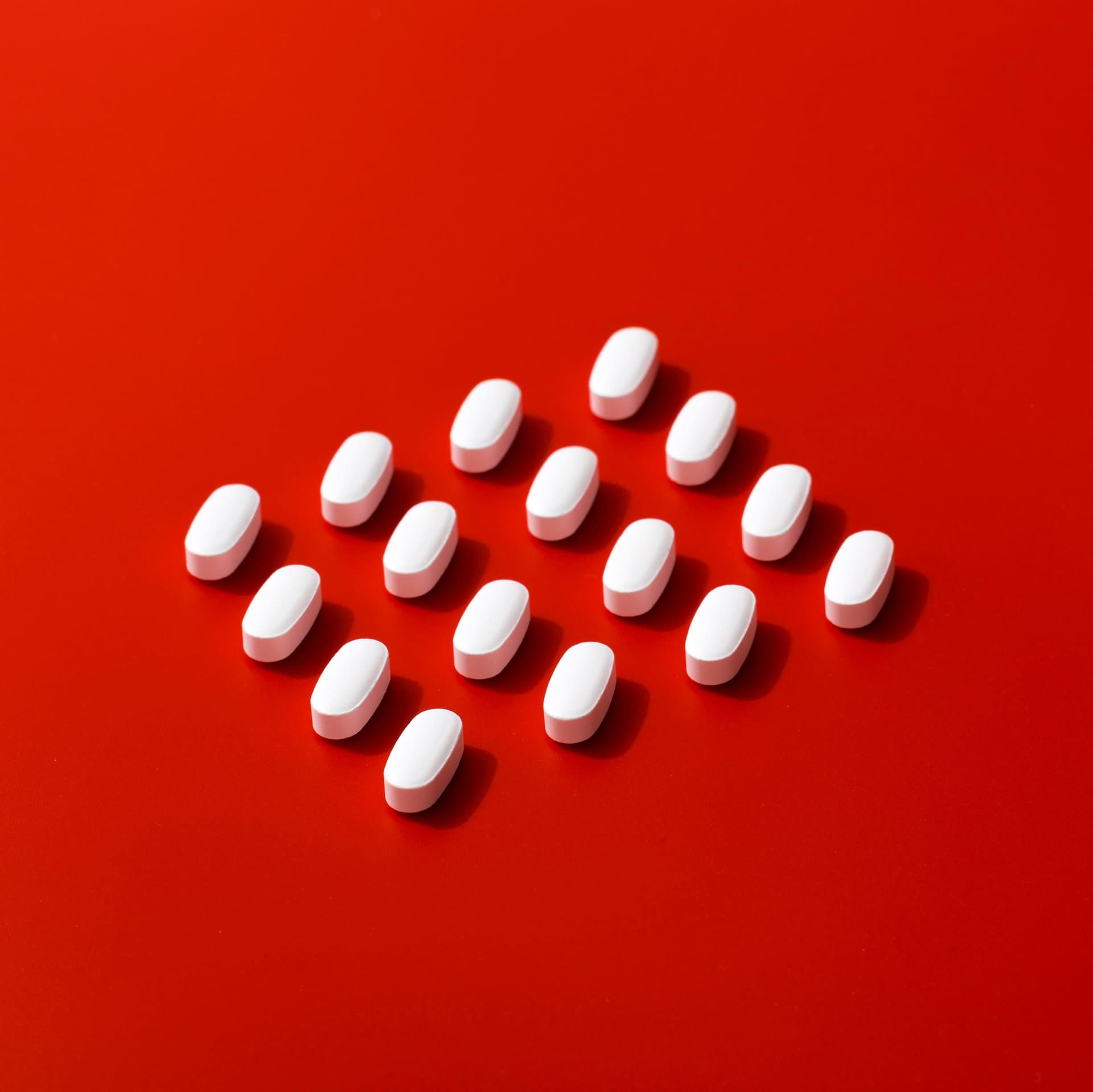 Comprimidos organizados: remédios usados no tratamento da insônia, como o zolpidem. Legenda da imagem. Reprodução: O Globo