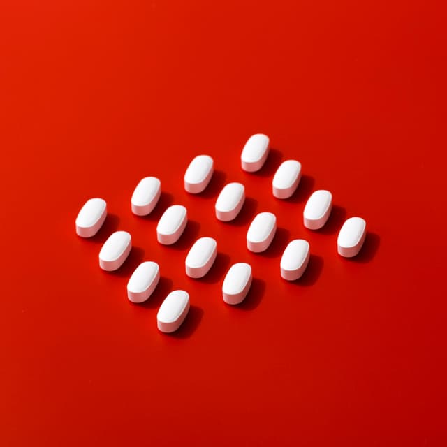 Comprimidos organizados: remédios usados no tratamento da insônia, como o zolpidem. Legenda da imagem. Reprodução: O Globo