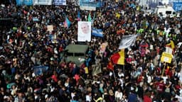 Agustina Renfiges clama por atenção aos pobres durante despedida em homenagem ao Papa Francisco. Reprodução: AFP
