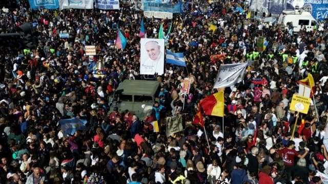 Agustina Renfiges clama por atenção aos pobres durante despedida em homenagem ao Papa Francisco. Reprodução: AFP