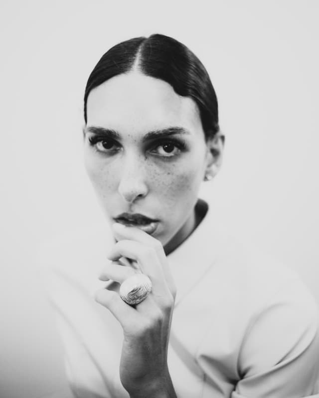 Raya Martigny, mulher trans da Ilha da Reunião, registra a comunidade LGBTQIAPN+ na exposição que chega ao Rio. Reprodução: Retorno do item 11