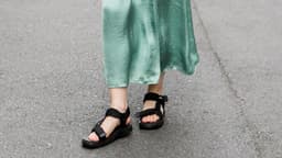 Sandálias ortopédicas: conforto e transpirabilidade indispensáveis para os pés no verão. Reprodução: El País