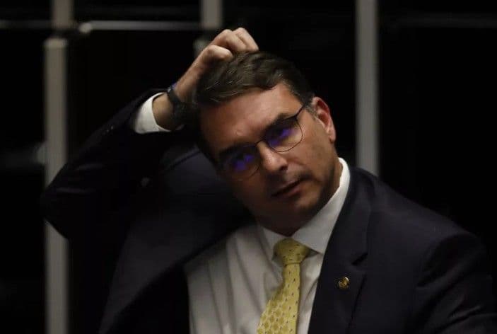 Flávio Bolsonaro é um dos nomes cotados para a chapa da oposição nas eleições. Legenda da imagem. Reprodução: Globo