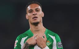Capitão do Betis elogia Antony, comparando-o a Neymar e Cristiano Ronaldo. Reprodução: Retorno do item 11