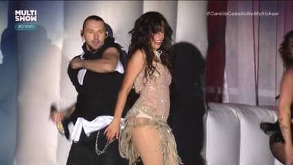 Camila Cabello agita The Town 2025 dançando funk brasileiro e interagindo com fãs na plateia. Legenda da imagem. Reprodução: Retorno do item 11