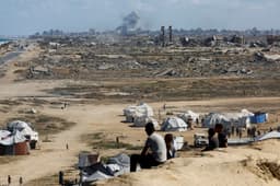 Palestinos observam fumaça ao longe de ataque de Israel na Faixa de Gaza, enquanto negociações no Cairo buscam encerrar a guerra. Legenda da imagem. Reprodução: Retorno do item 11