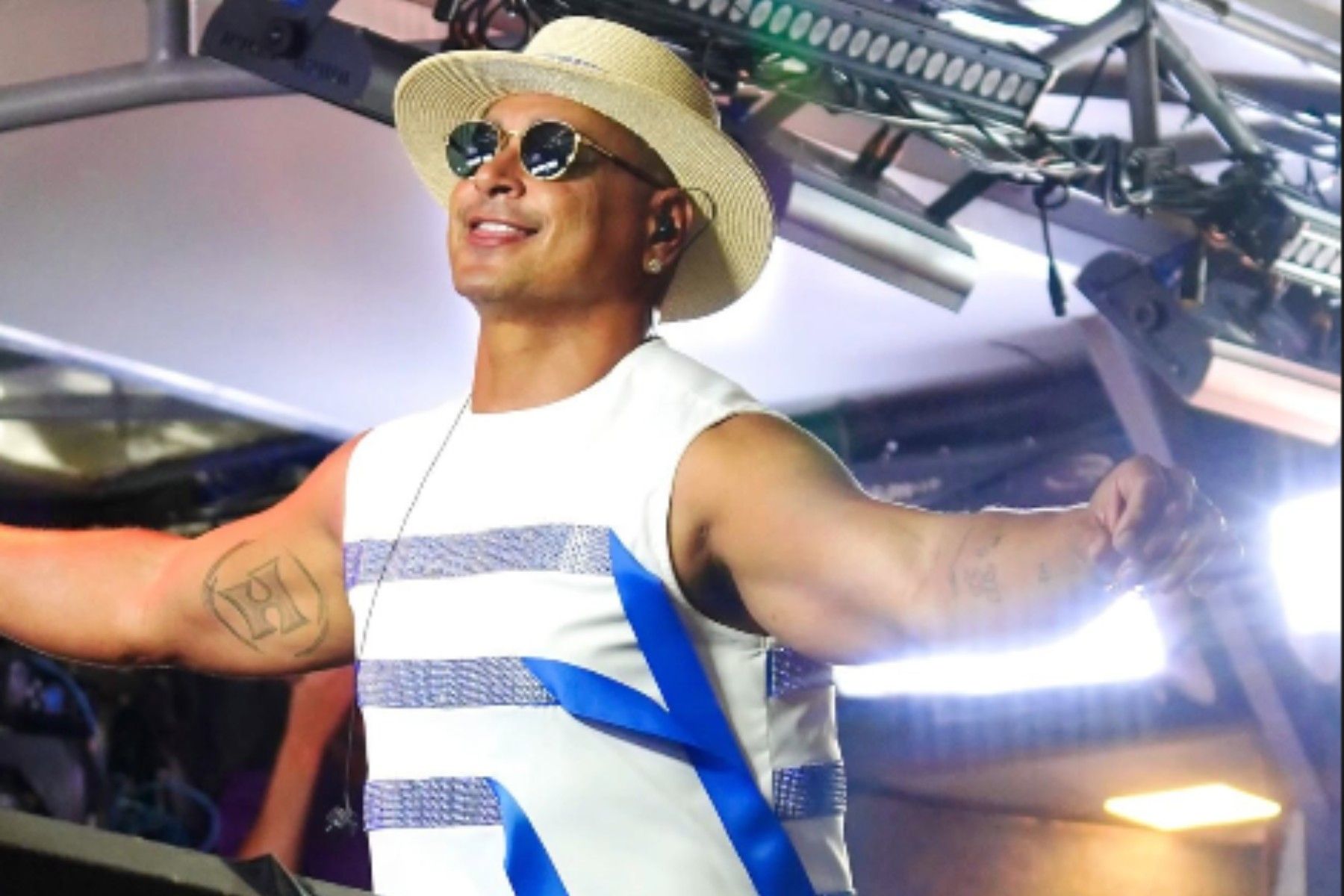 Xanddy se emociona ao se despedir de Carla Perez do Pipoca Doce. Reprodução: Gshow