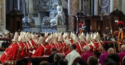 Cardeais se reúnem para discutir a escolha de um novo Papa. Reprodução: Reuters