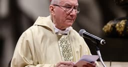 Cardeais entram no conclave para escolher novo Papa, com Pietro Parolin como potencial candidato. Reprodução: Reuters