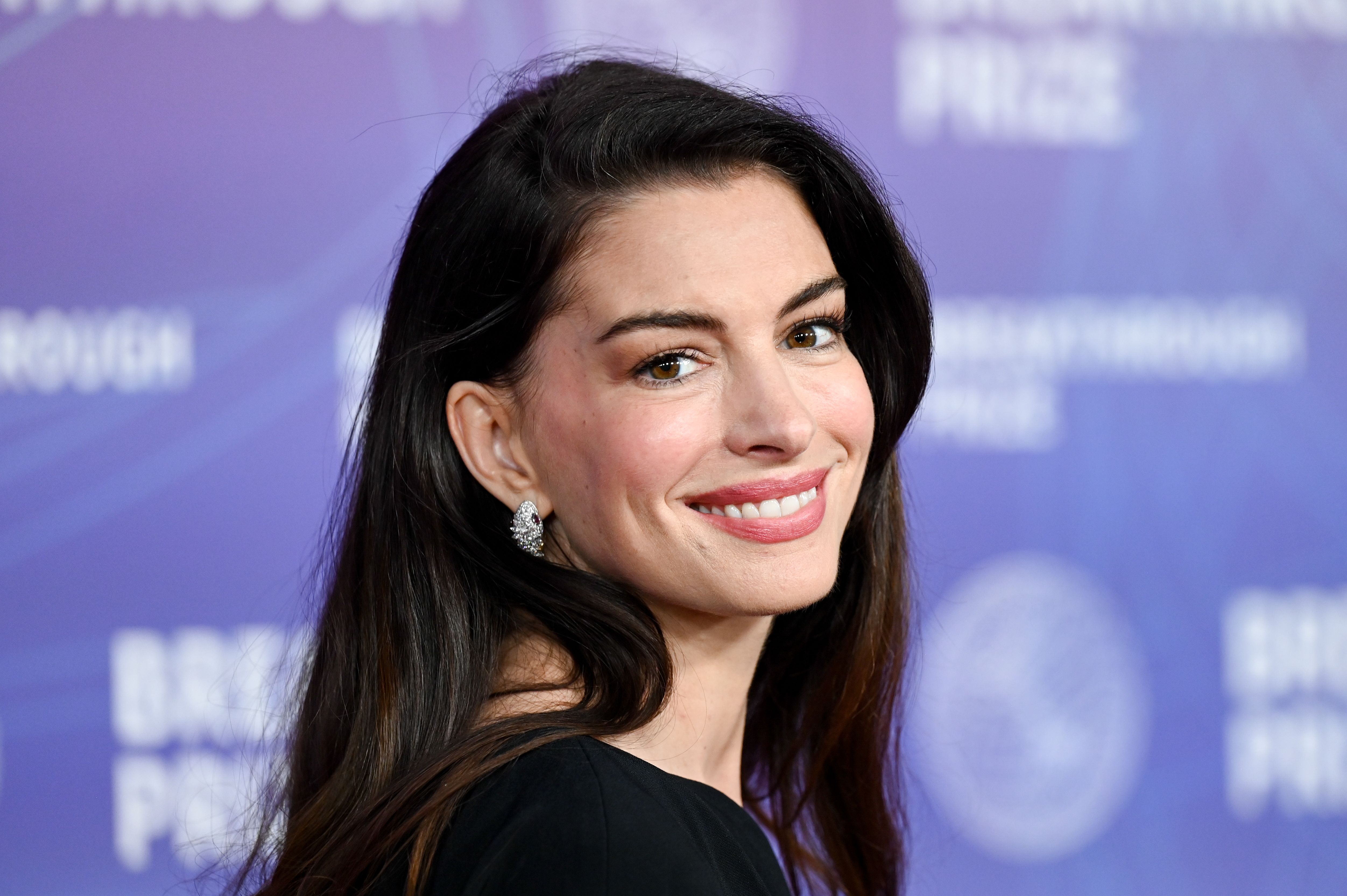 Anne Hathaway nega demissão de modelos magras em ‘O Diabo Veste Prada 2’