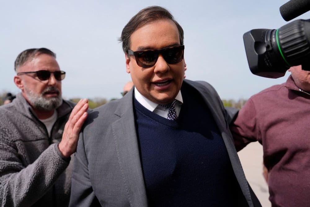 George Santos se apresenta ao tribunal em Nova York para cumprir pena de sete anos por fraude. Reprodução: Globo