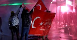 Turquia Detém Jornalistas em Protestos por Prefeito de Istambul