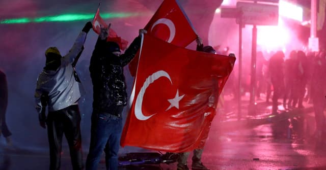 Turquia Detém Jornalistas em Protestos por Prefeito de Istambul
