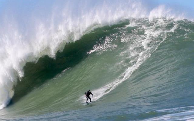 Surfistas acreditam que ciclone gerou onda gigante no Brasil.; Reprodução: Autor da Notícia