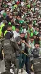 Torcedor do Atlético Nacional faz gestos racistas durante o jogo contra o São Paulo na Libertadores.; Reprodução: Globo