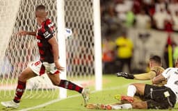 [Flamengo celebra o título brasileiro após vitória sobre o Ceará]. Reprodução: Esporte