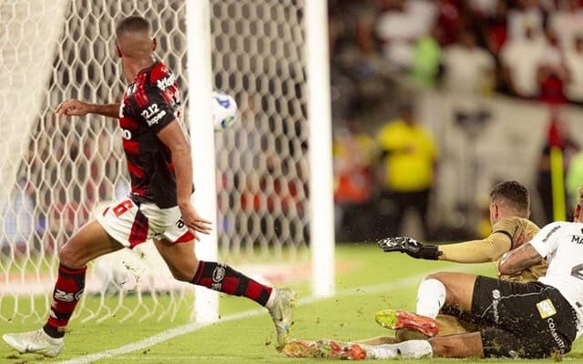[Flamengo celebra o título brasileiro após vitória sobre o Ceará]. Reprodução: Esporte