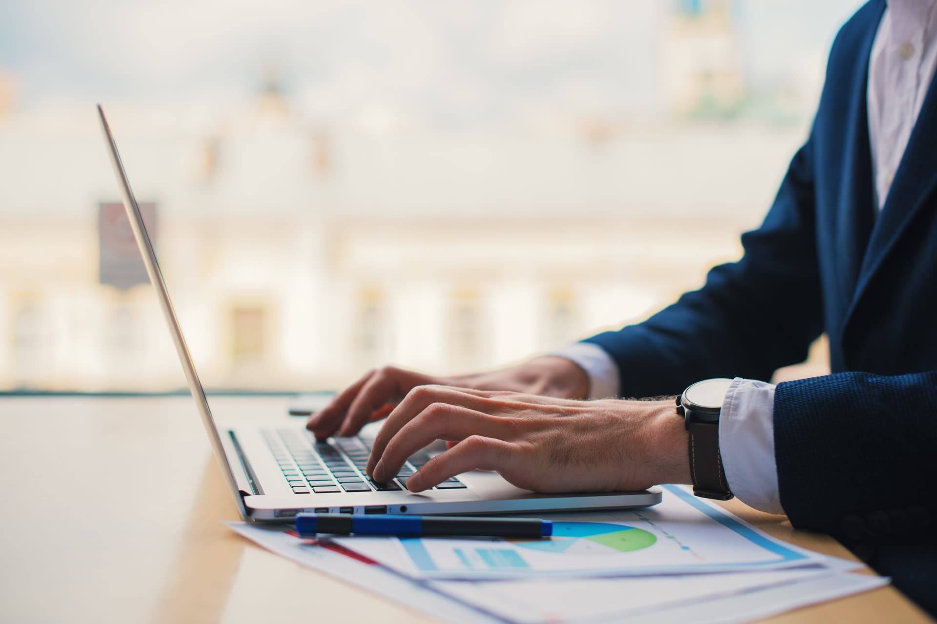 Líderes adotam IA em dobro em comparação aos colaboradores individuais, aponta pesquisa da Gallup.; Reprodução: Business Insider