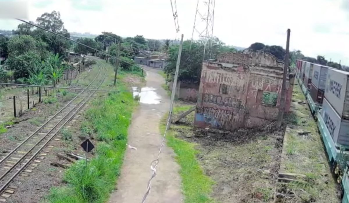 Moradores monitoram online trem que bloqueia passagem em Campinas. Reprodução: G1