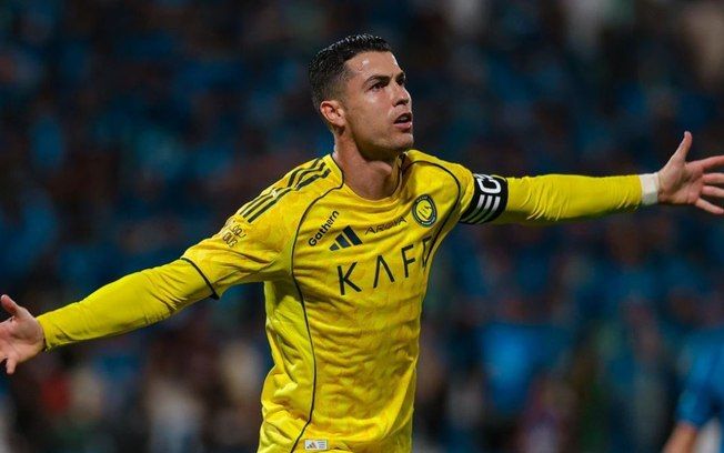 Cristiano Ronaldo em ação pelo Al-Nassr contra o Al-Hazem, rumo aos 1.000 gols.. Reprodução: Esporte