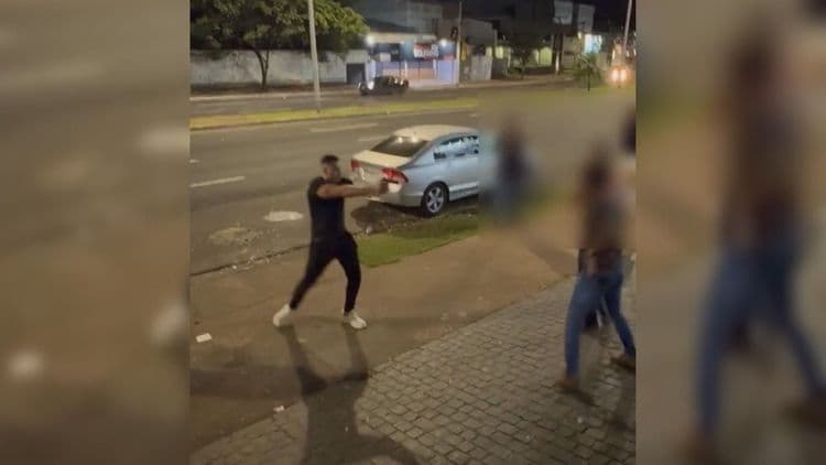Policial militar aponta arma durante discussão em boate de Uberlândia, após agredir outra pessoa. Reprodução: g1