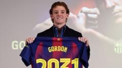 Barcelona anuncia contratação de Anthony Gordon por mais de £69 milhões