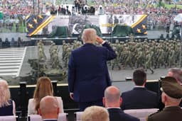 Presidente Trump celebra 79 anos com desfile militar em meio a protestos contra seu governo. Reprodução: Globo