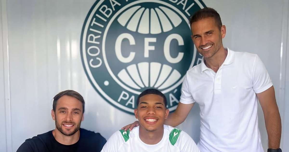 Gabriel Ibson assina primeiro contrato profissional com Coritiba