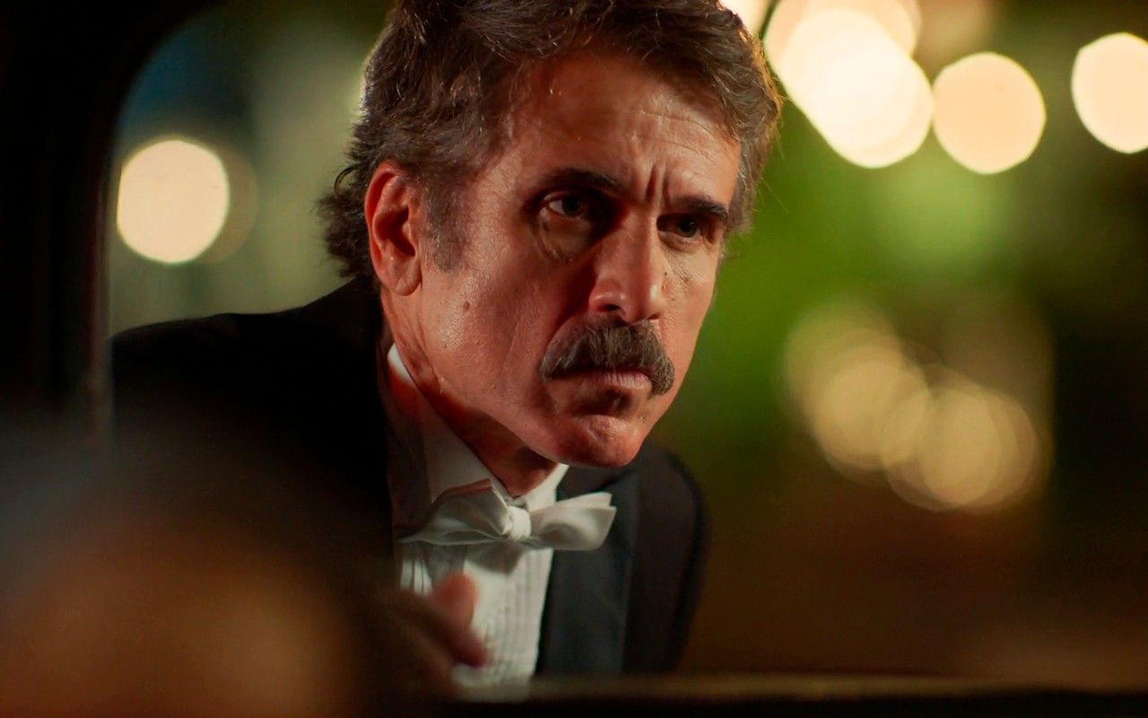 Ernesto, em Êta Mundo Melhor, desespera diante de previsão de morte iminente.. Reprodução: Gshow