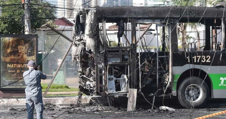 Atingida por avião em SP recebe alta do hospital