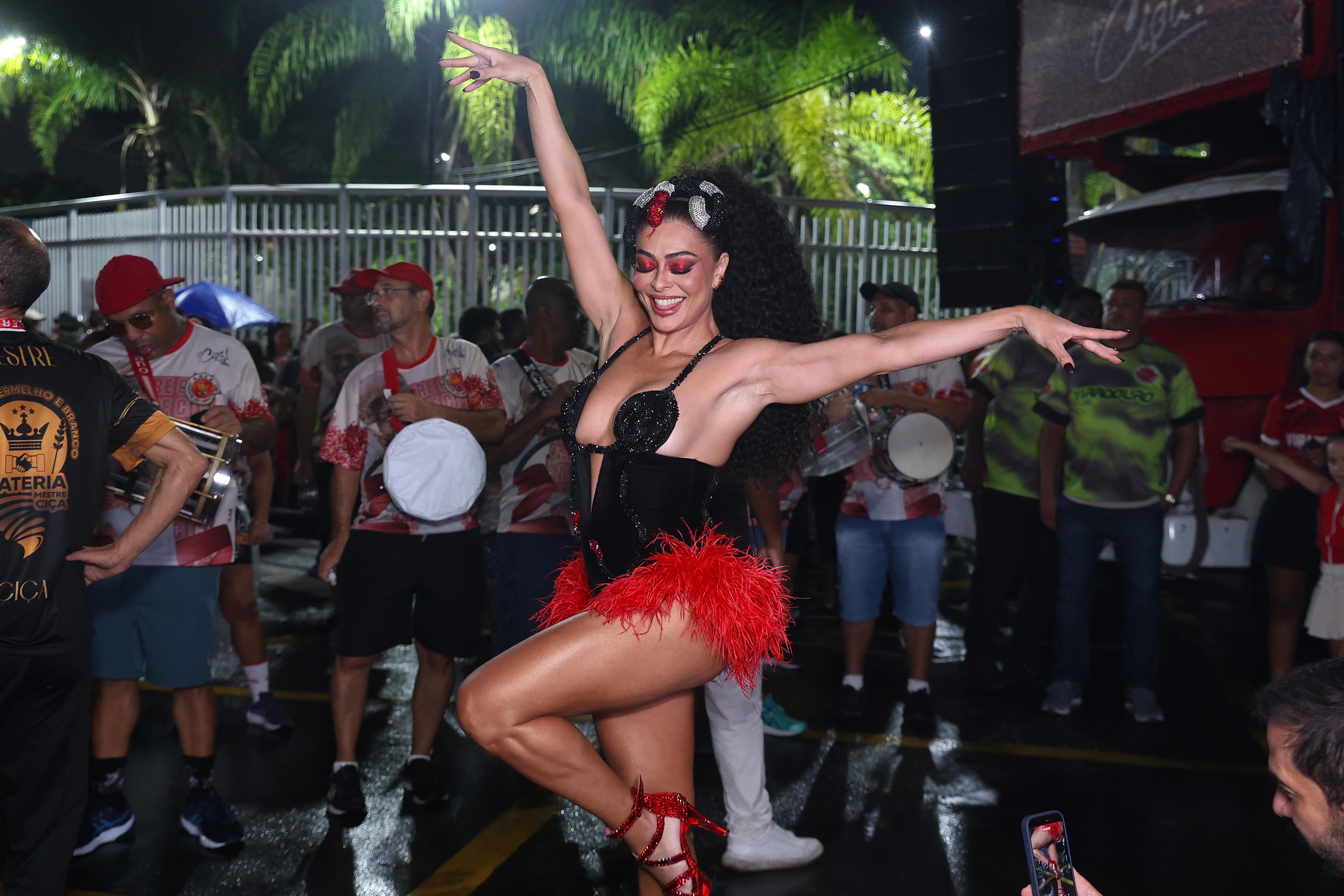 Juliana Paes brilha sob a chuva em ensaio de rua da Viradouro. Reprodução: Gshow