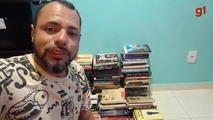 Luciano Ferreira transforma livros encontrados no lixo em uma biblioteca em casa, promovendo a leitura. Reprodução: g1