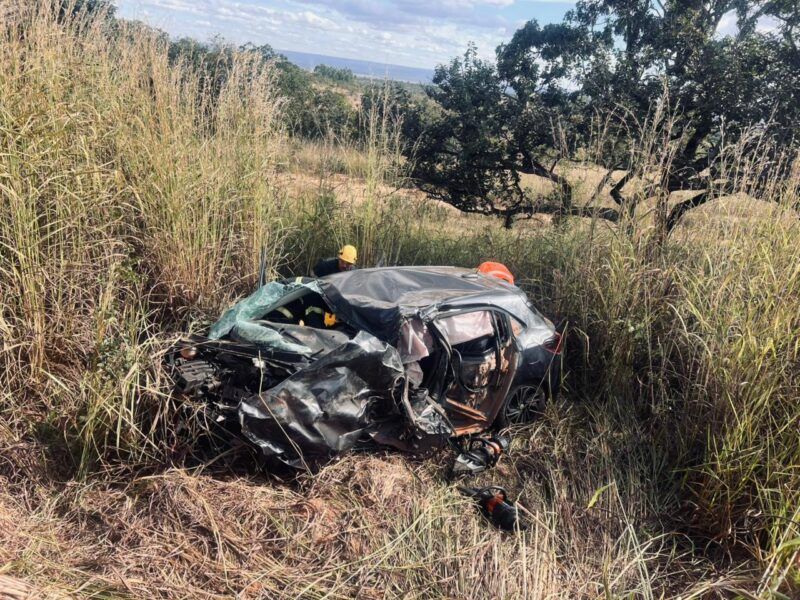 Acidente entre caminhão e carro deixa quatro vítimas em rodovia de MG