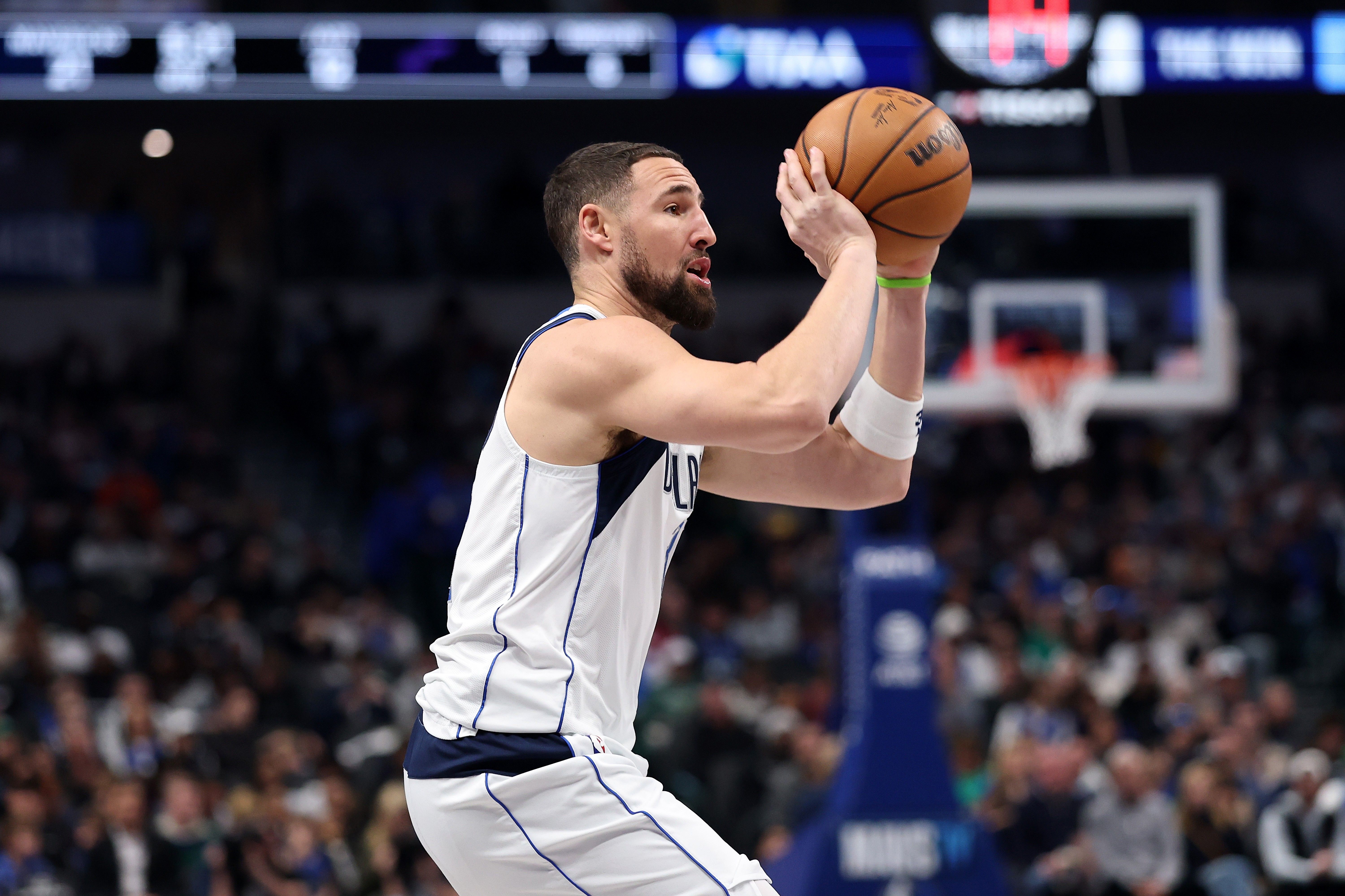 Klay Thompson comanda a vitória dos Mavericks sobre o Jazz, ultrapassando 17 mil pontos na NBA.. Reprodução: Ge