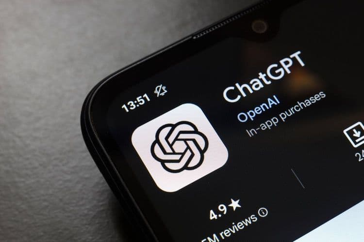 O aplicativo ChatGPT é exibido na tela de um smartphone. Reprodução: Gizmodo.