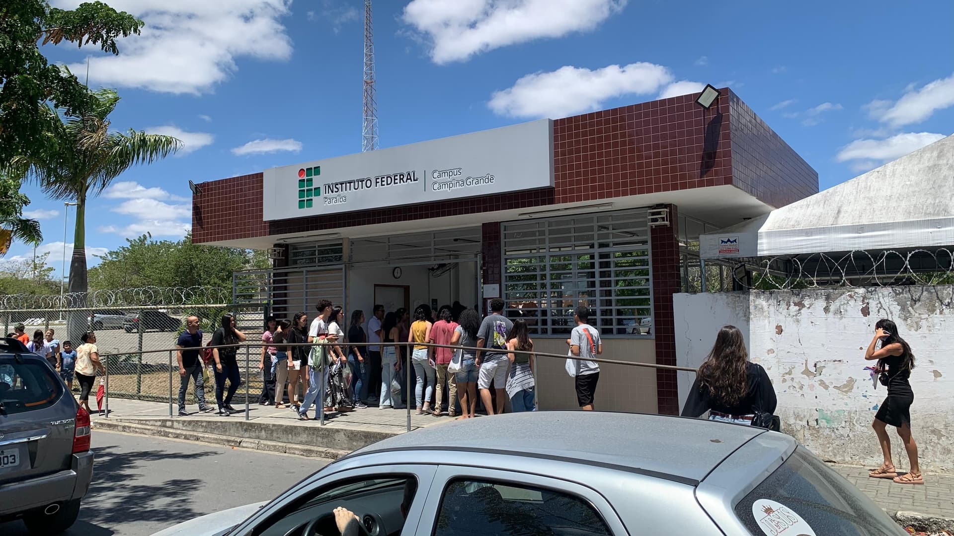 Portões abertos para o Enem no IFPB, Campina Grande, Paraíba. Legenda da imagem. Reprodução: Retorno do item 11