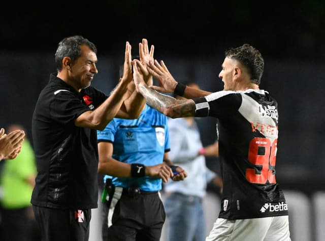 Argentino se destaca na vitória, mas time enfrenta contínuos desafios e pressão sobre o treinador. Reprodução: Globo