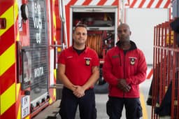 Hugo Rodrigues e Paulo Medina, bombeiros de Moita, já ajudaram vários partos em ambulâncias. Legenda da imagem. Reprodução: Retorno do item 11